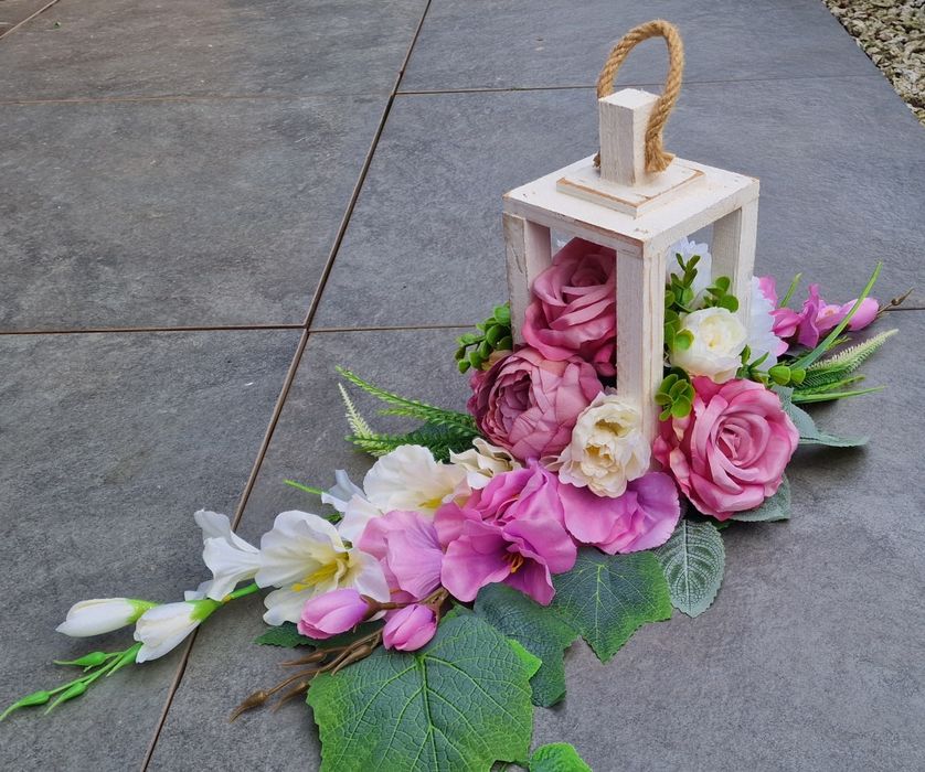 Kompozycja kwiatowa na grób cmentarz stroik w latarence Z628