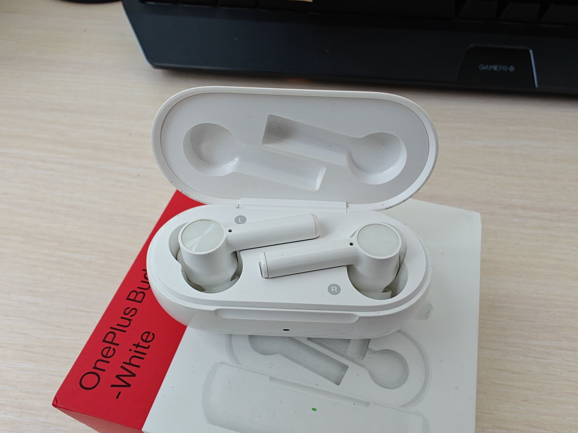 OnePlus buds Z white