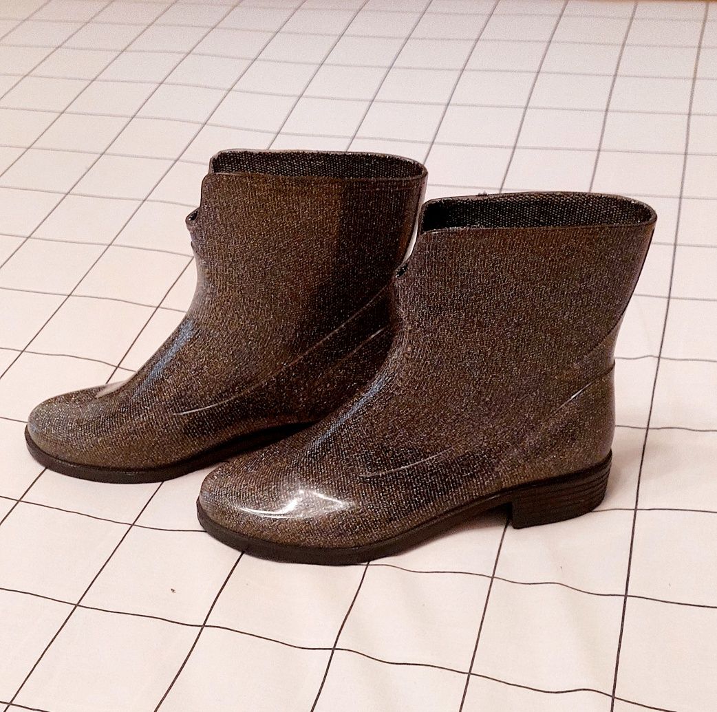 Bota cinza marca Melissa