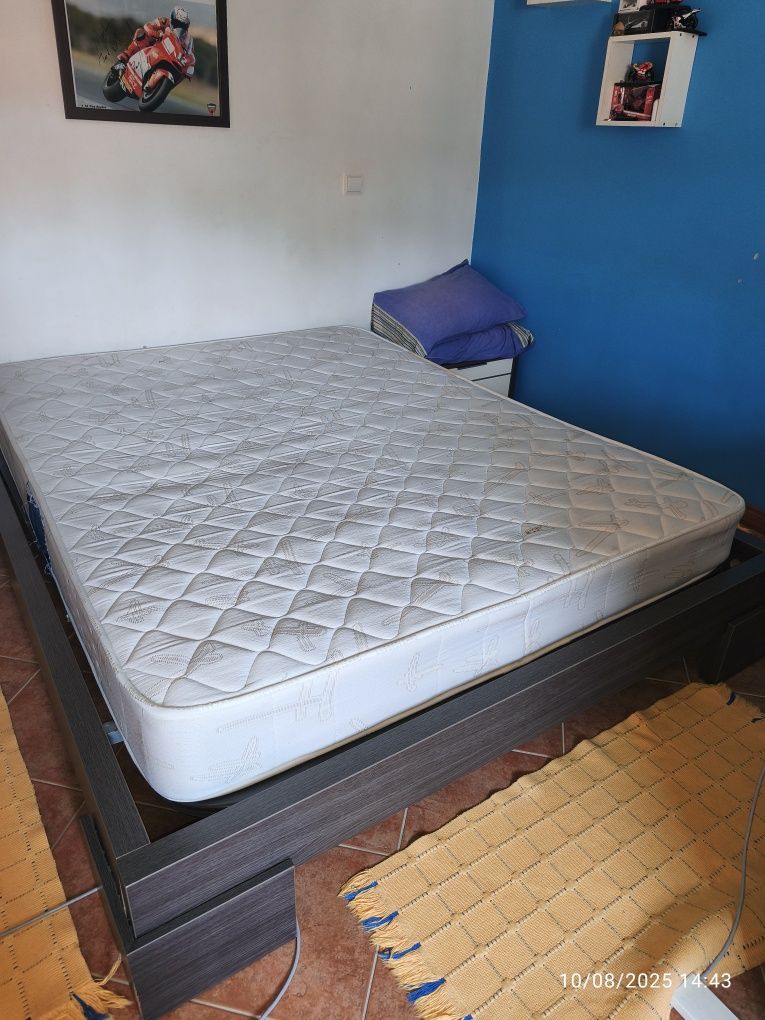Cama de casal com cabeceiras