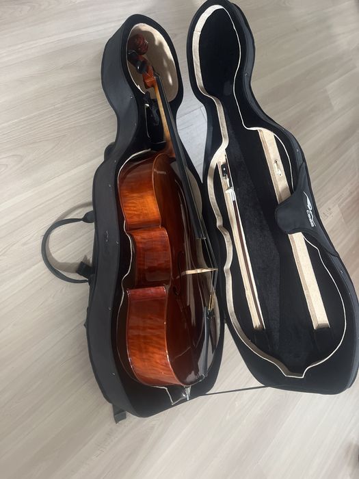 Wiolonczela 3/4 z futeralem i smyczkiem.