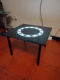 Mesa de centro com iluminação.