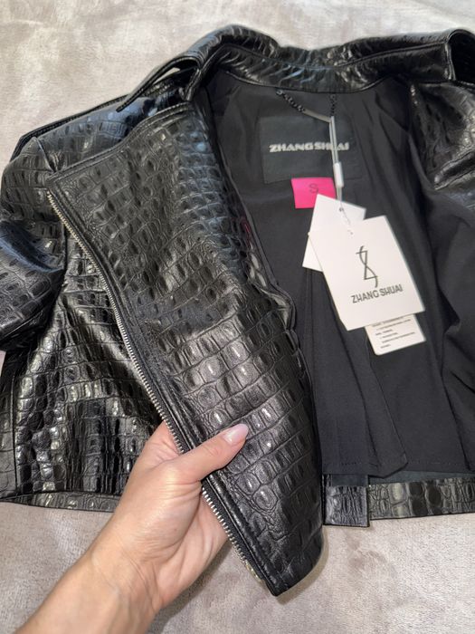 Натуральная косуха кожаная куртка укороченая змеиная кожа черная питон