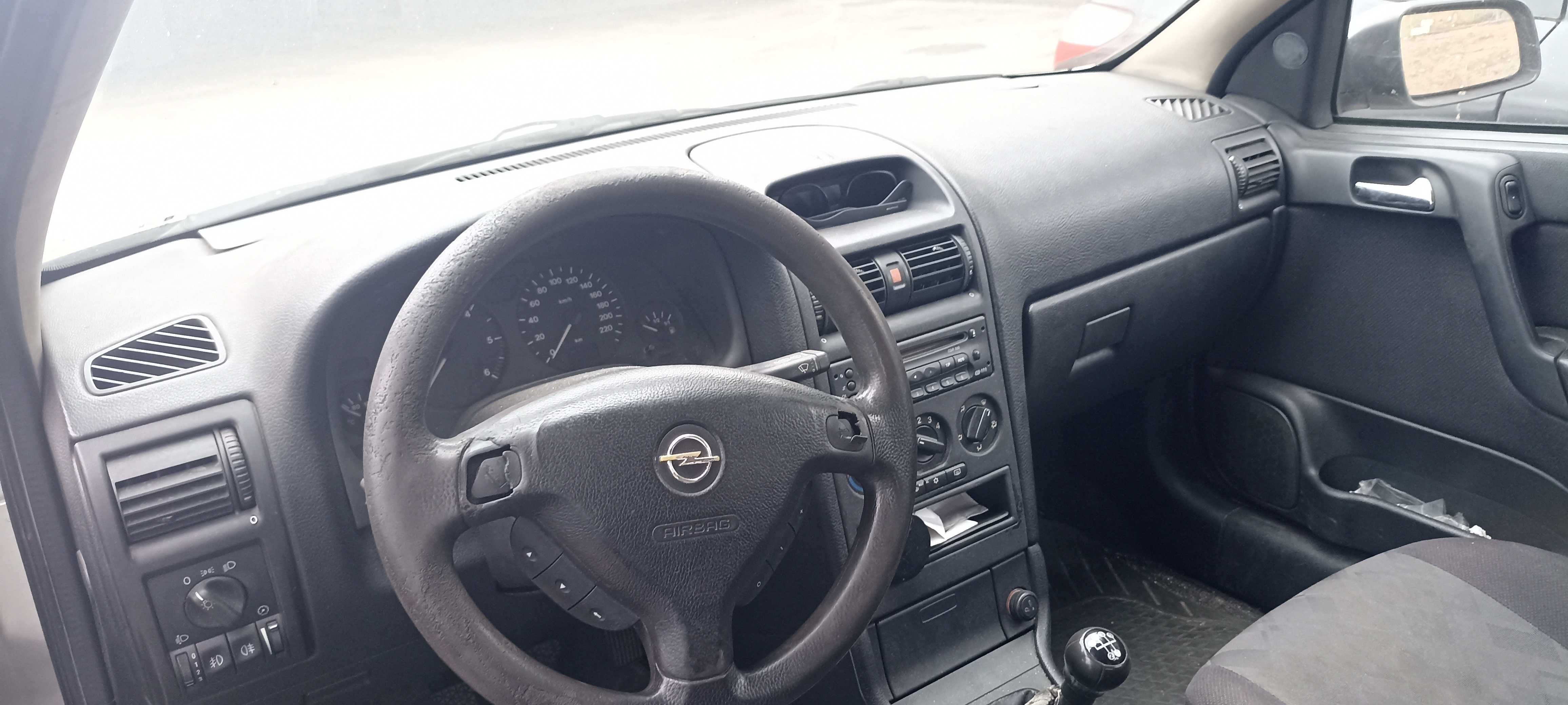 Opel Astra / motor parcialmente desmontado