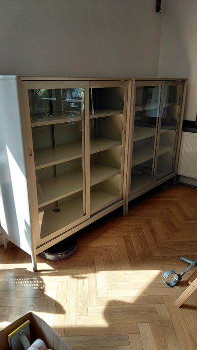 Witryna z przesuwanymi drzwiami IKEA