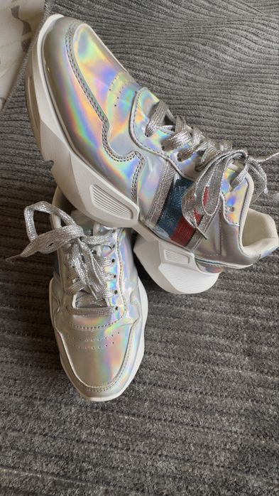 Sapatilhas prateadas, tamanho 38.