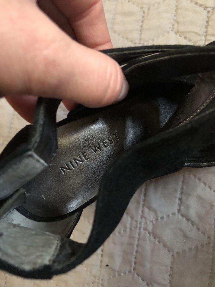 377. r.38 czarne sandały na obcasie Nina West. Suwak