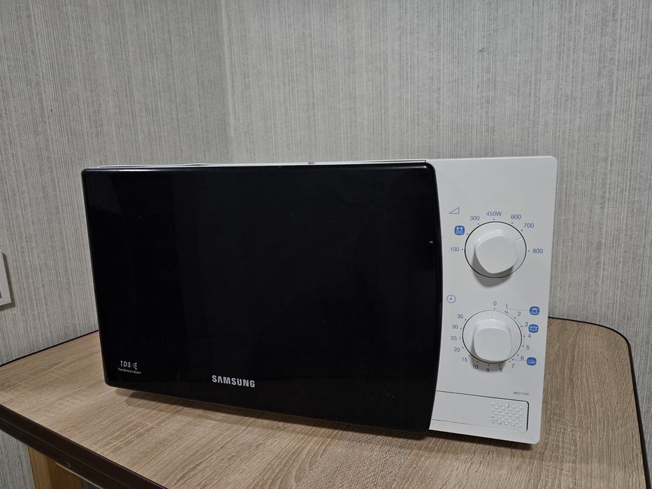 Мікрохвильова піч SAMSUNG ME711KR
