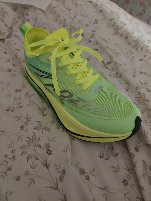 Buty do biegania z karbonową wkładką