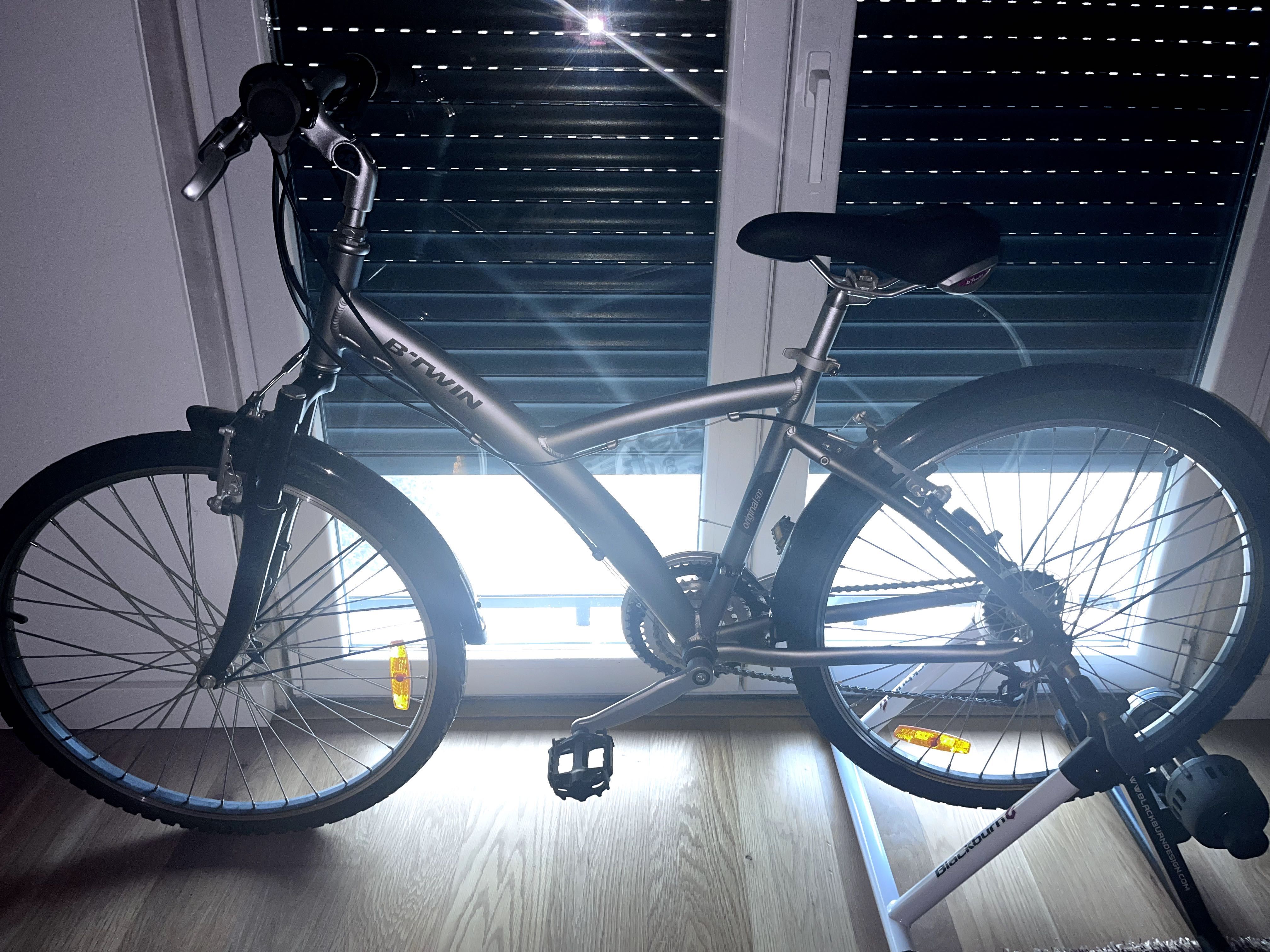 Bicicleta btwin com  rolo de treino BlackBurn