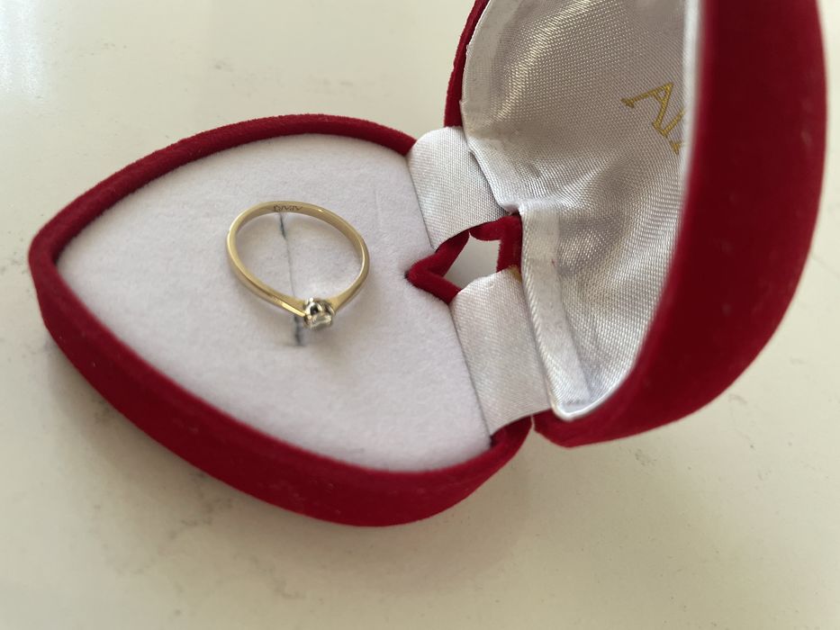 Apart złoty pierścionek z brylantem 1999 pln zaręczynowy