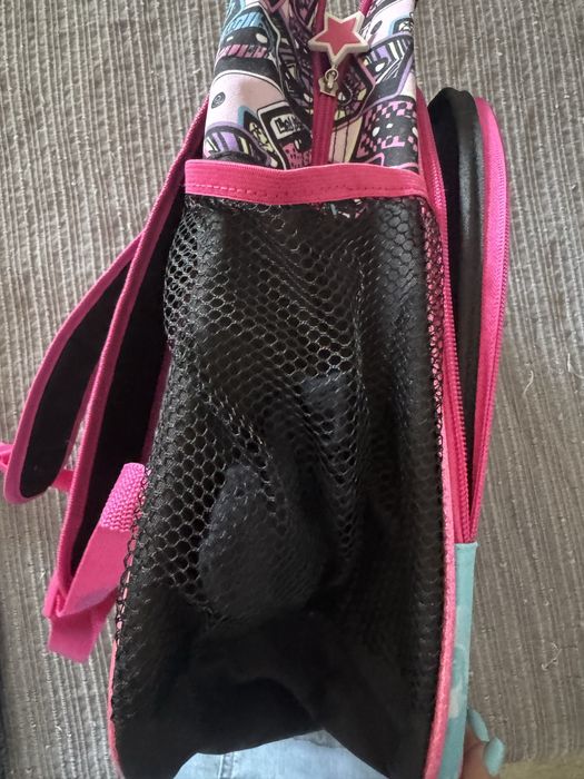 Mochila nova dos lol nunca usada de crianca