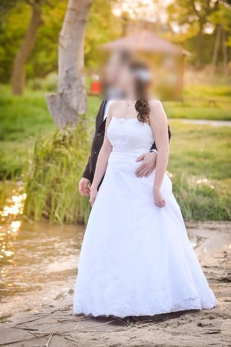 Klasyczna suknia ślubna wykończona koronką