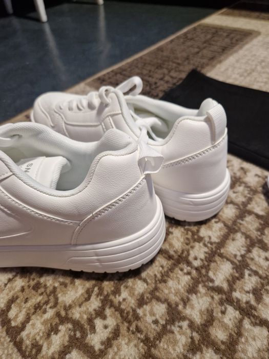 Білі кросівки 44р 28см