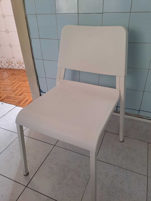 Mesa e quatro cadeiras