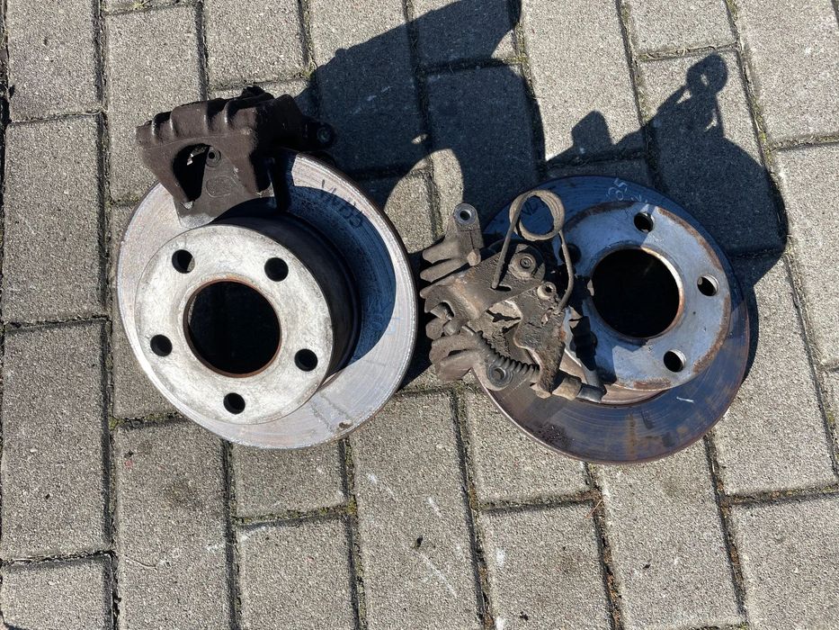 VW PASSAT B5 AUDI A4 ZACISK HAMULCOWY LEWY PRAWY TARCZE KLOCKI TYŁ KOMPLET
