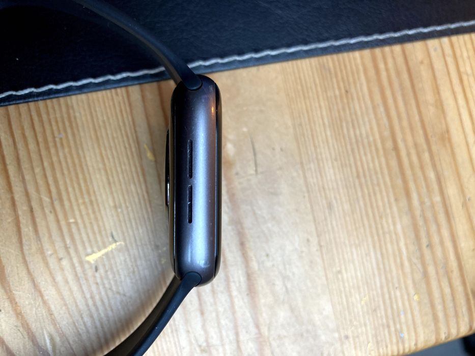 Apple Watch Series 5 – sprawny, uszkodzony mikrofon