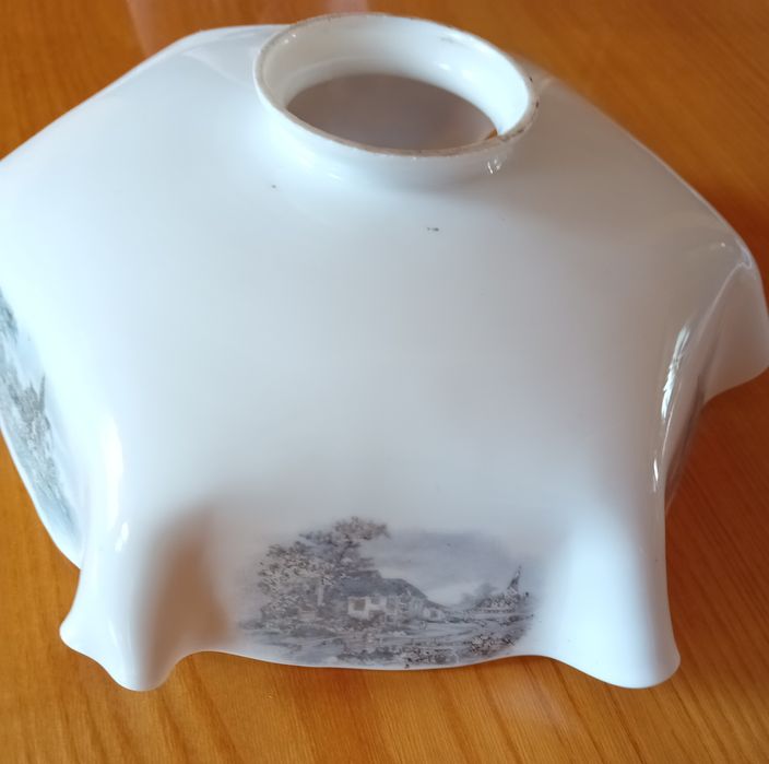 Stary klosz z cienkiej porcelany do lampy w stylu holenderski