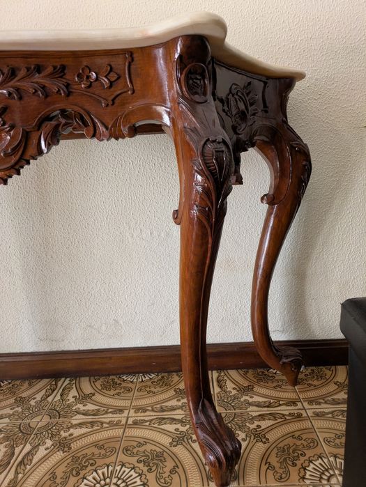 Mesa de hall de entrada em madeira trabalhada com tampo em mármore