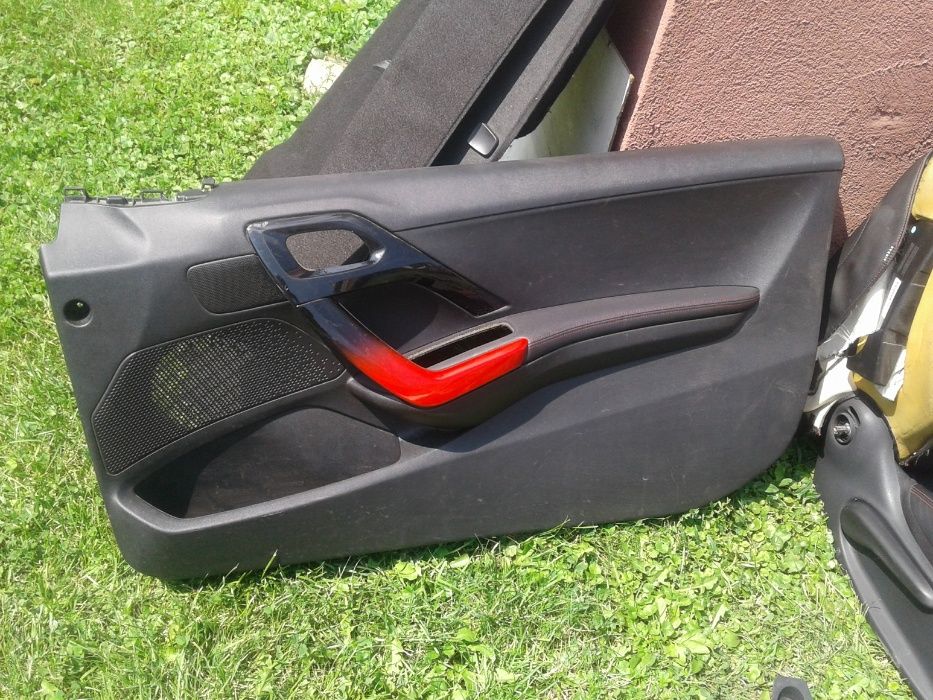 Peugeot 208 GTI Europa Fotele Skóra Czarna Czerwona Nić Boczki Pasy 3D