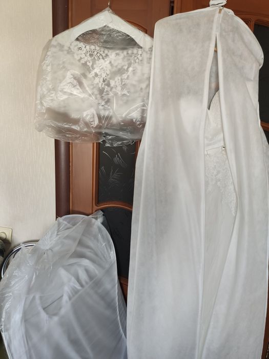 Свадебное платье 44размера,s ,в отличном состоянии.