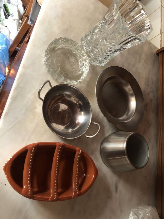 Varias peças de louça decorativa e cozinha