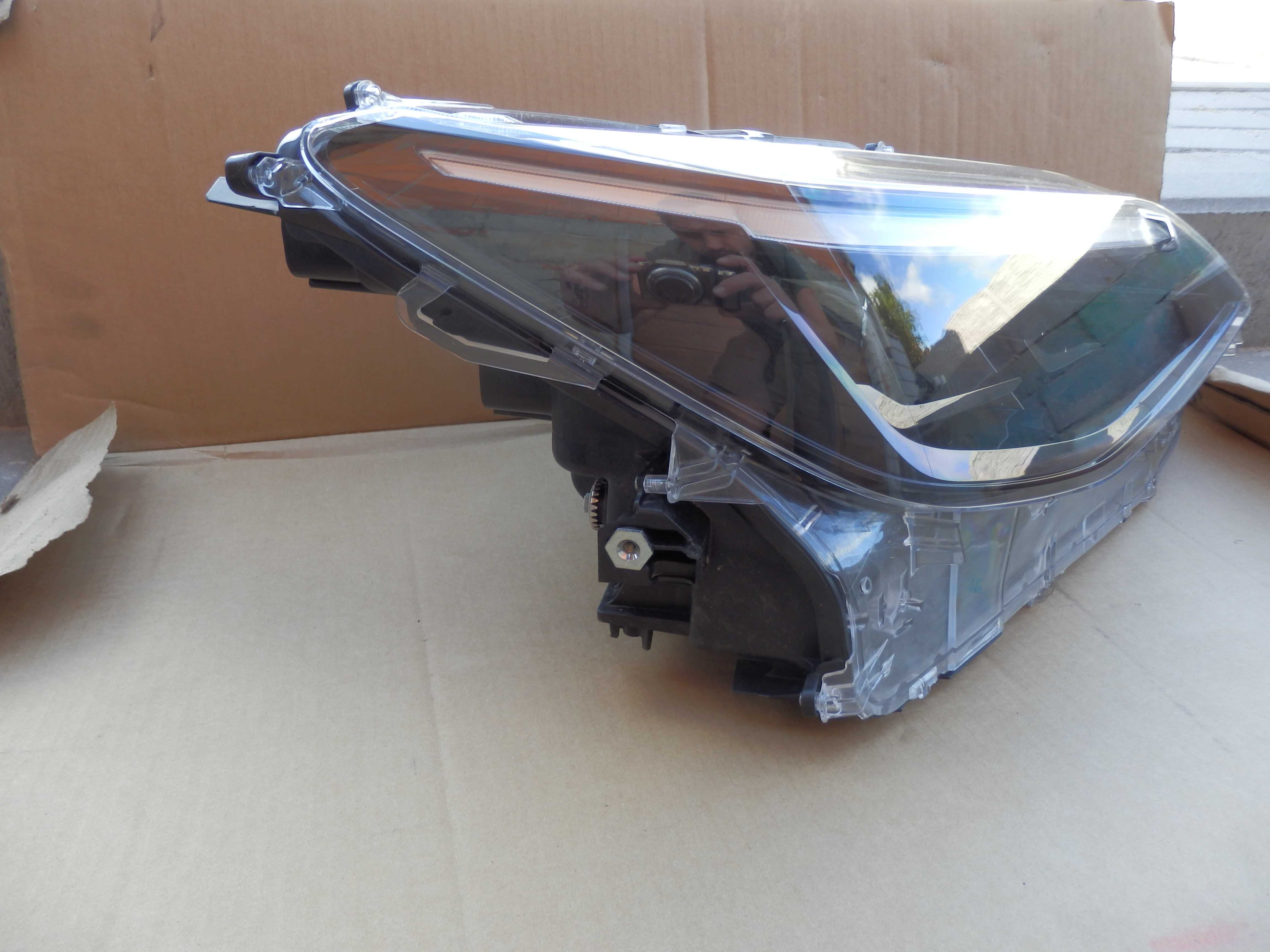 Toyota Yaris Cross Lampa Prawa Przód Full Led Klosz+Środek EU