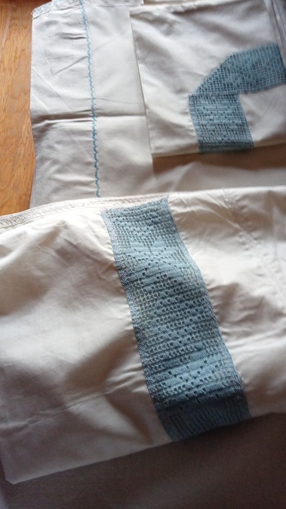Dois lençóis de carpo e meio renda manual cor azul