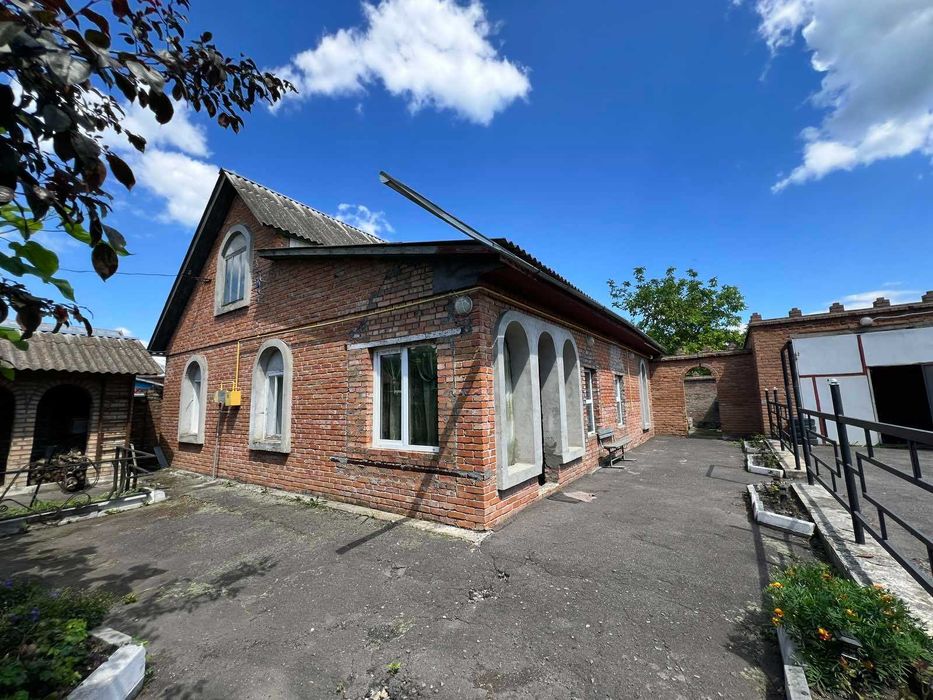 Просторий цегляний будинок, лише 20хв до міста!!
