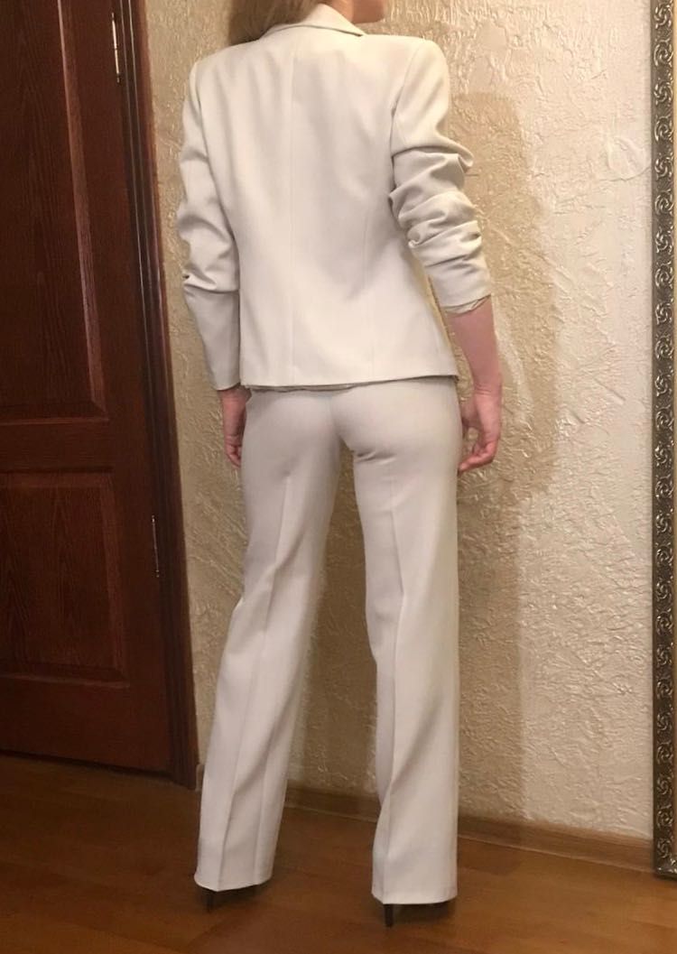 Базовий костюм трійка (спідниця, брюки, жакет) гарний крій. -34 р