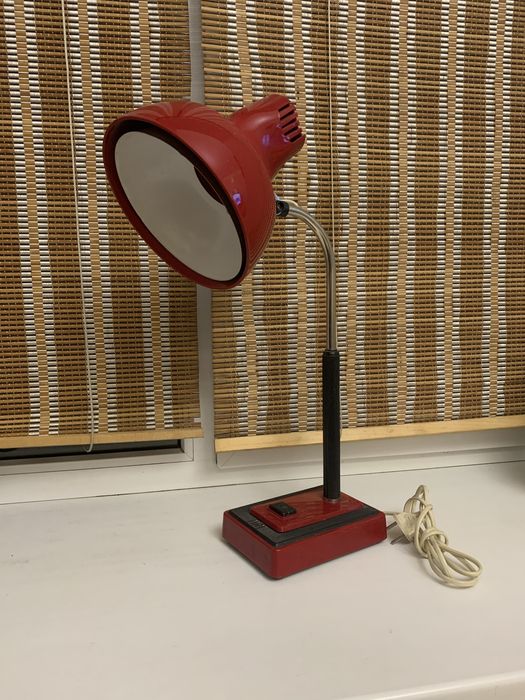 Стильная и практичная настольная лампа времён СССР.