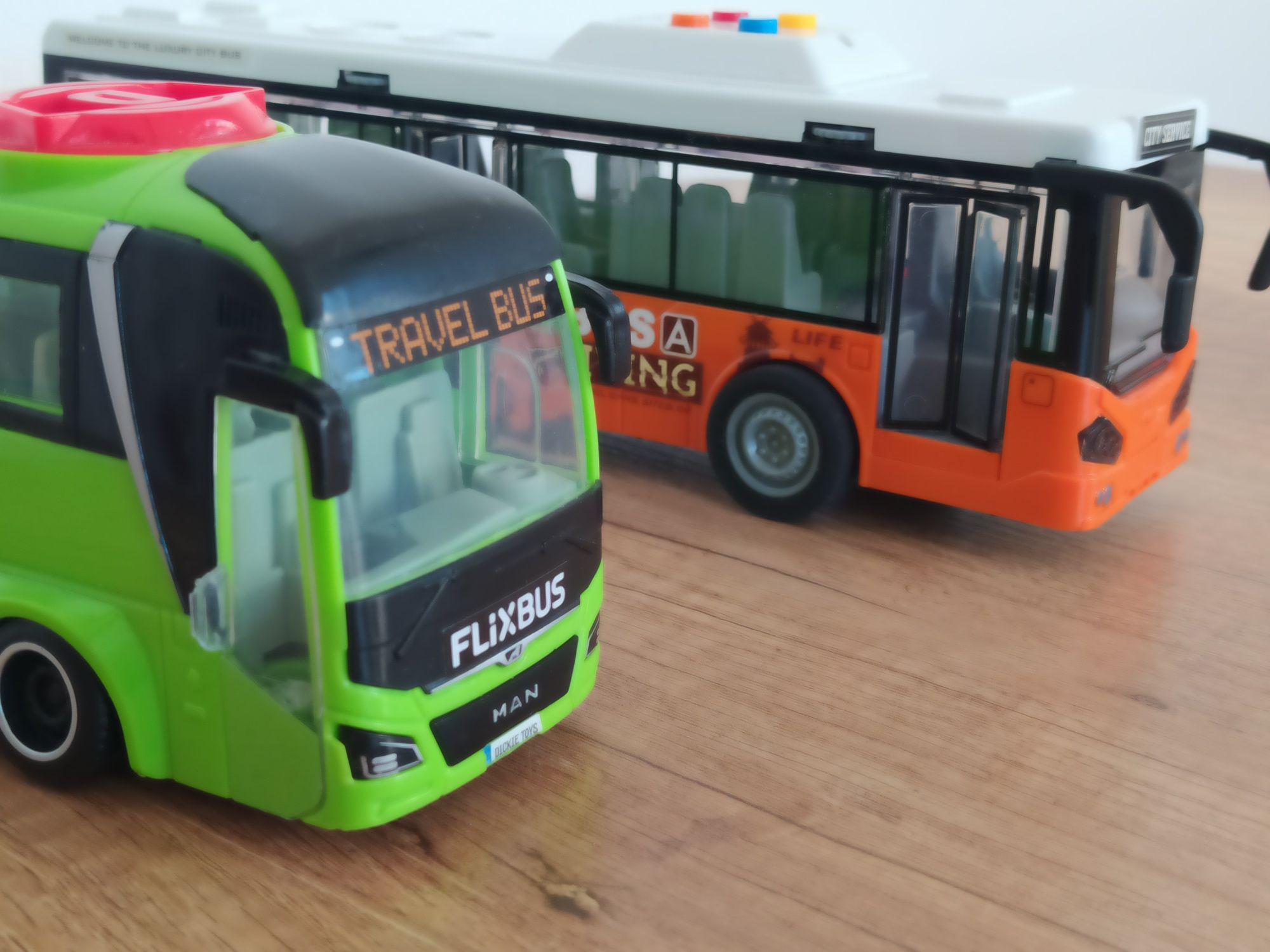 Autobusy zestaw FlixBus i autobus miejski że światem