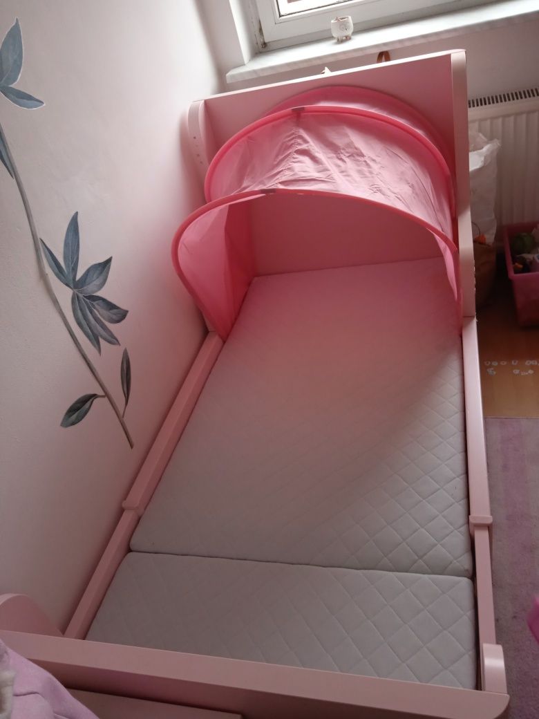 Łóżko które rośnie z dzieckiem Ikea Busunge z baldachimem i materacem