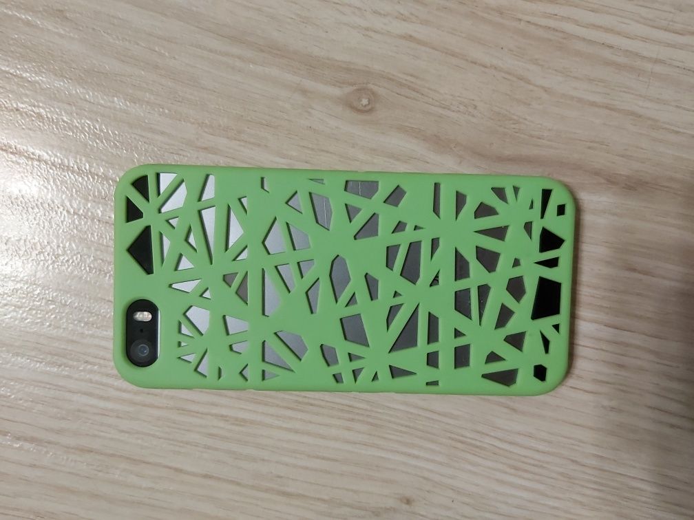iPhone 5S /64 Гб с двумя чехлами
