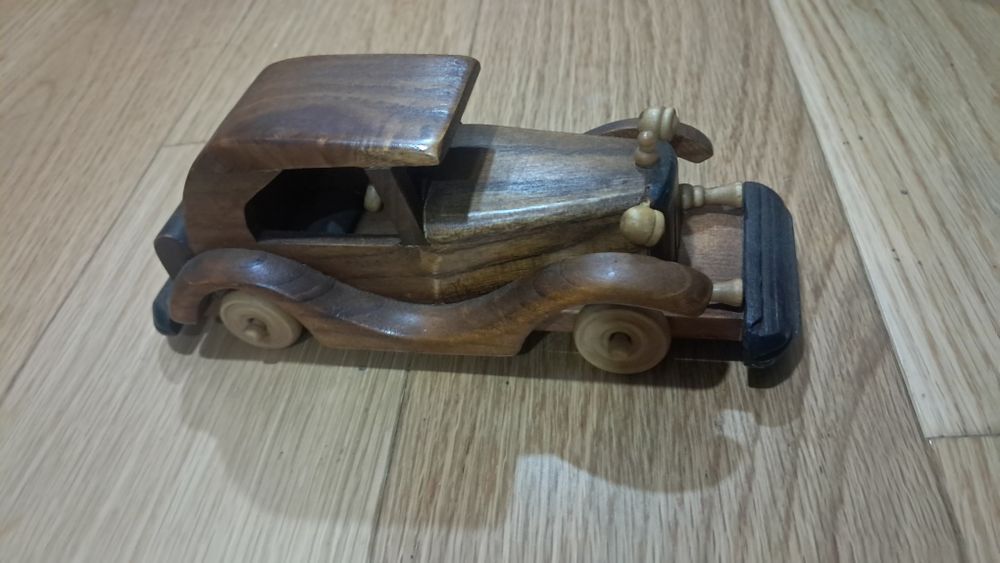 Carro de madeira antigo