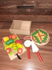 Zestaw drewnianych owoców i pizza do krojenia