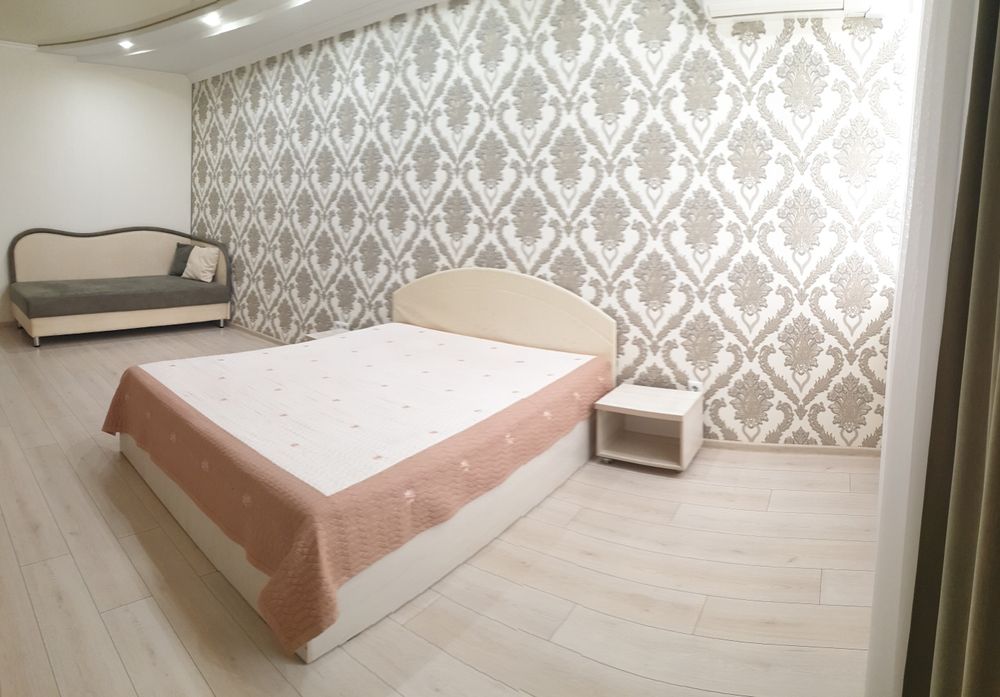 Простора новобудова, центр. митниця, Героїв Дніпра, набережна.