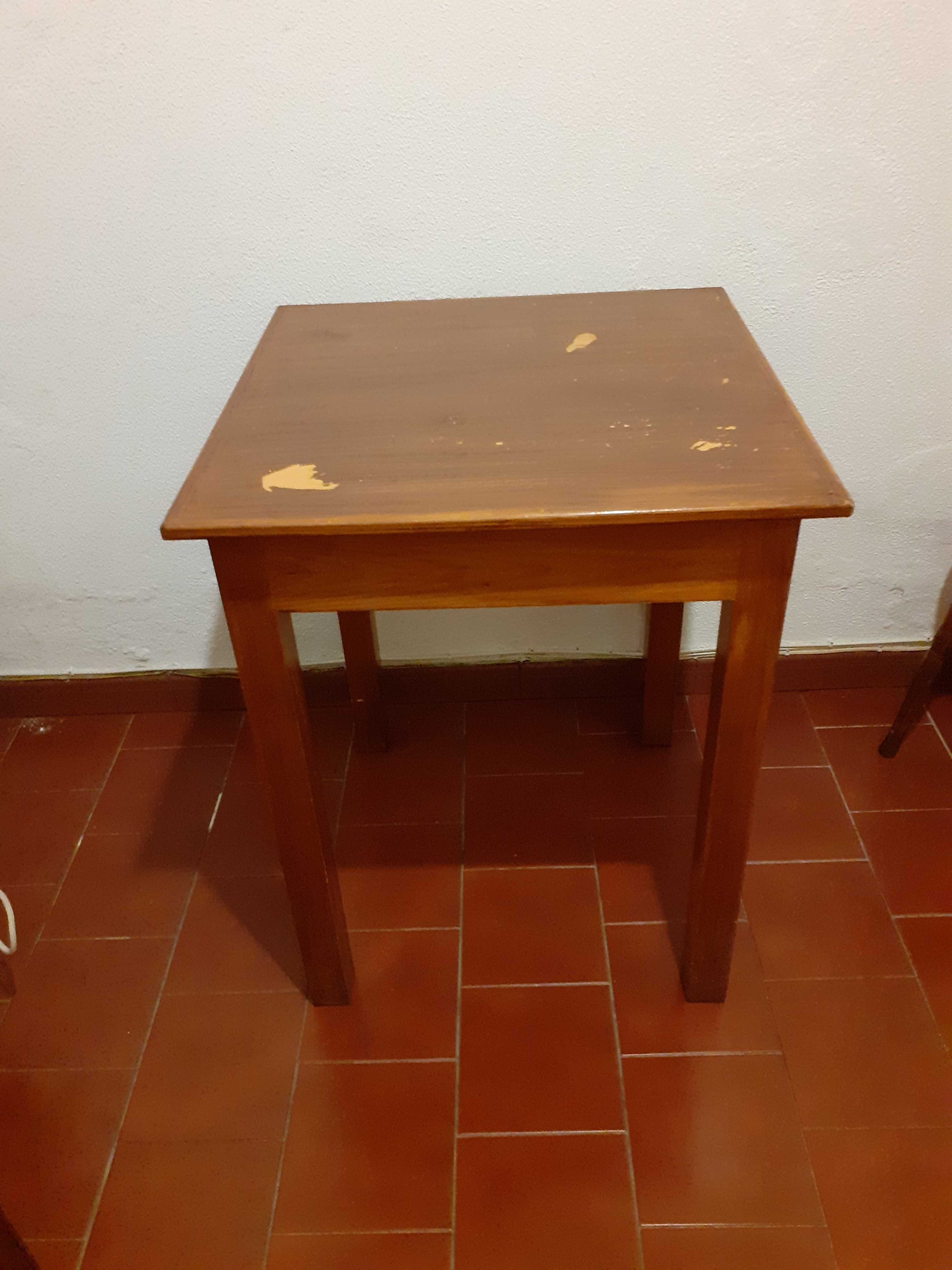 Mesa e 2 bancos - Amadora