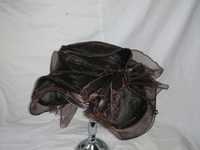 Elegancki kapelusz dla arystokratki z klasą