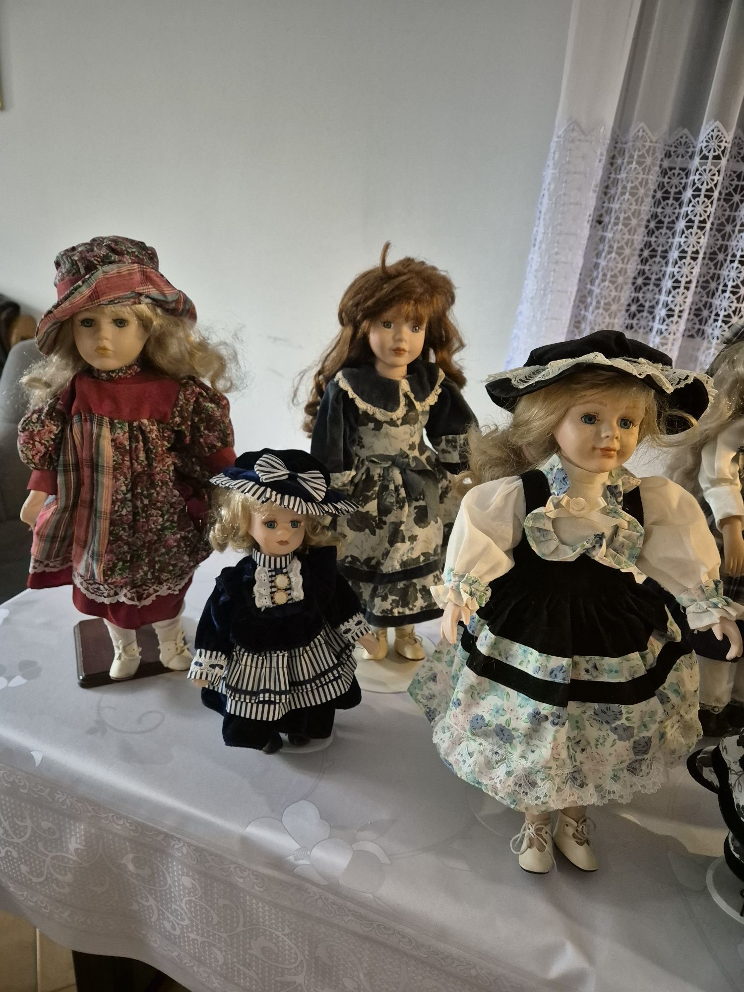 Stare lalki porcelanowe.