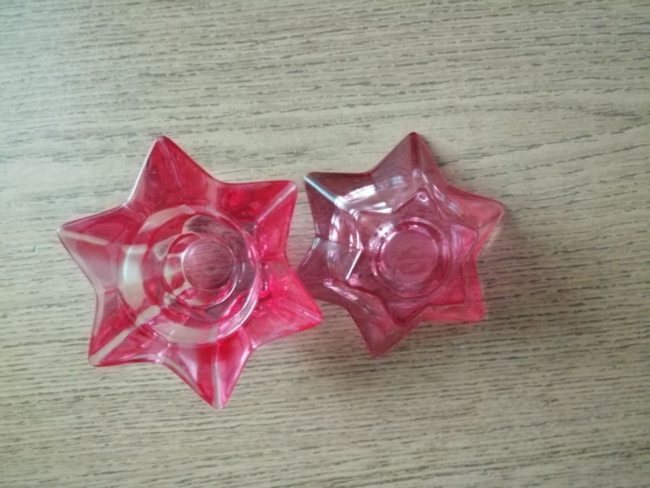 Dwa świeczniki, szkło kolorowe.