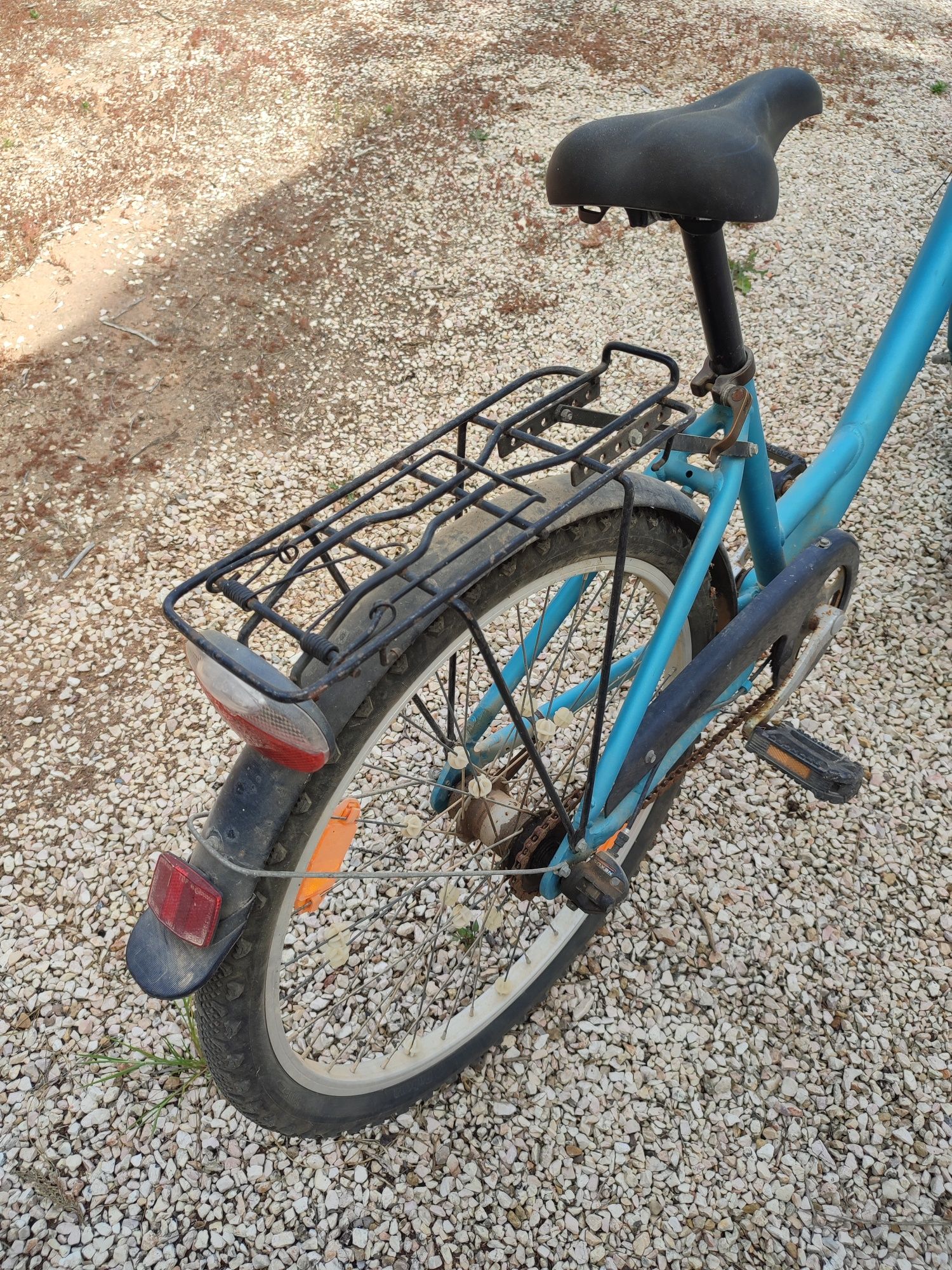 Bicicleta de rapariga. Com travão de mão, luz, 3 velocidades