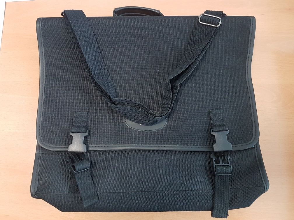 Torba na laptopa 17 solidna trwała praktyczna