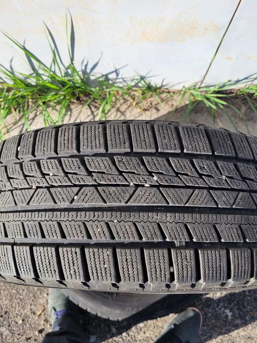 Продам 4 зимові шини практично нові  відходили один сезон (5 тис. км).