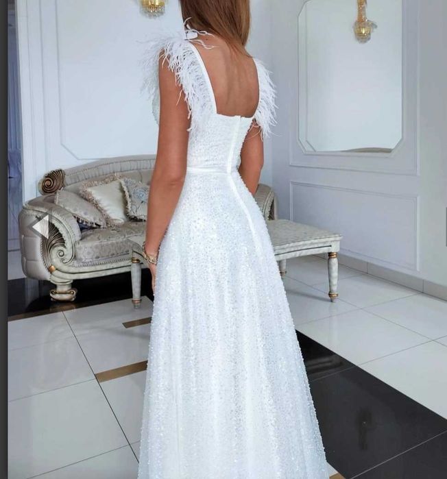 Suknia ślubna z piórami