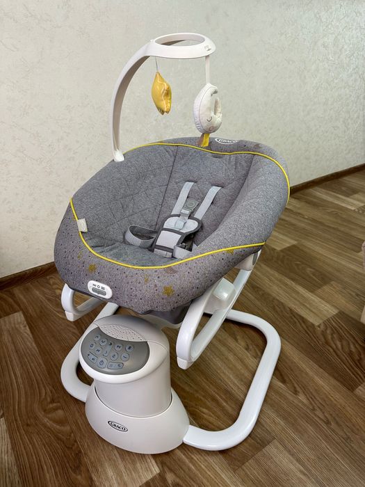 Дитячий заколисуючий центр Graco