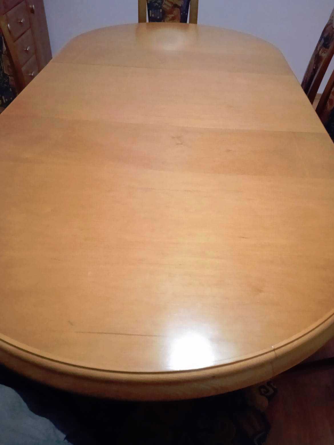 Ładny  stół i osiem krzeseł bukowych zadbanych poszanowanych
