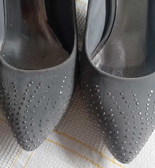 Sapatos cinza usados