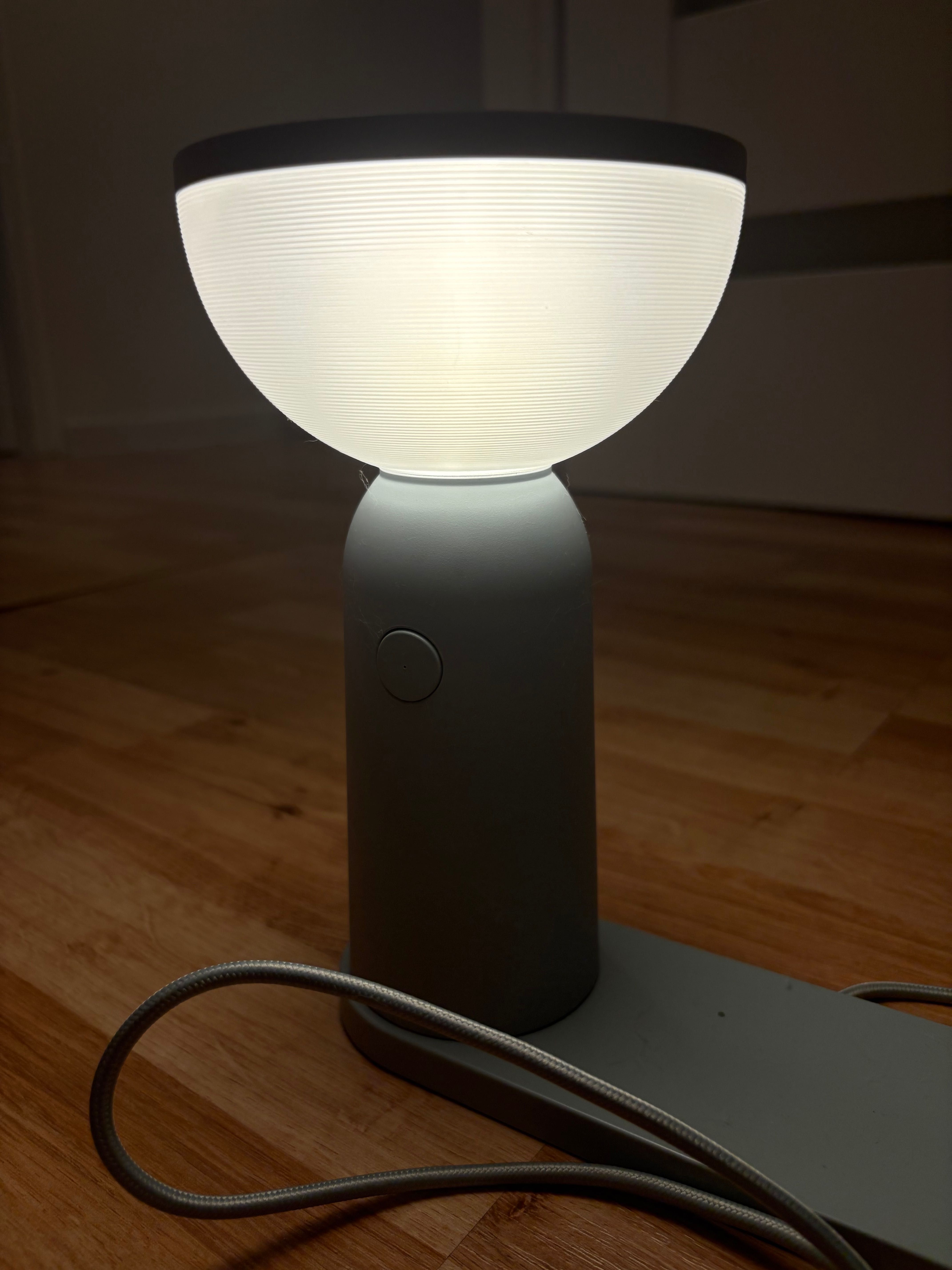 Ikea Bettorp Lampka stołowa / nocna z ładowarką indukcyjną Qi