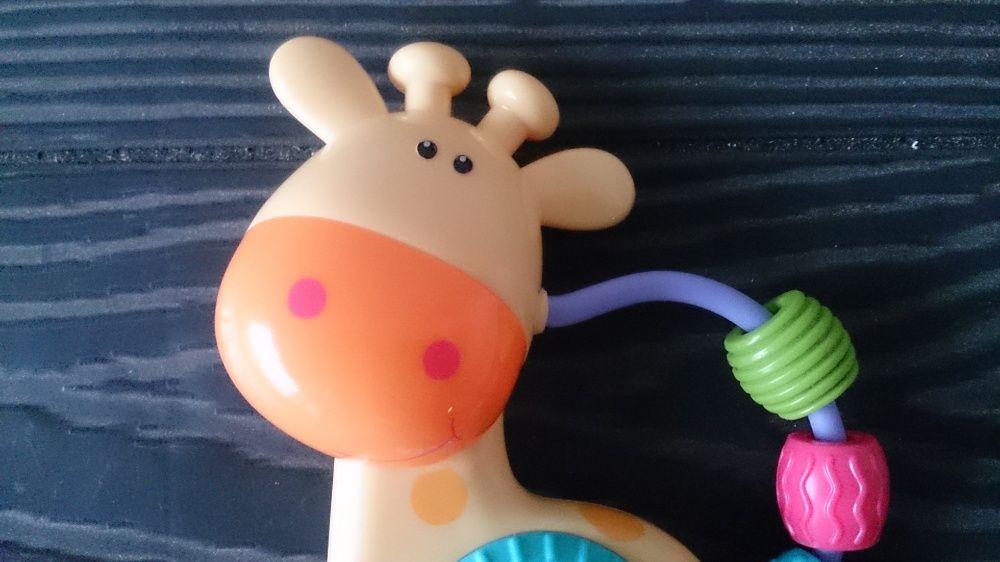 Grzechotka zabawka grająca żyrafa 6 miesięcy